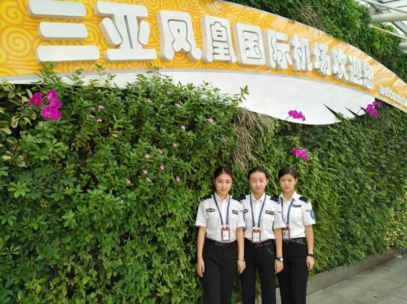 1610435638353493.jpg 我校学生工作在三亚凤凰国际机场.jpg
